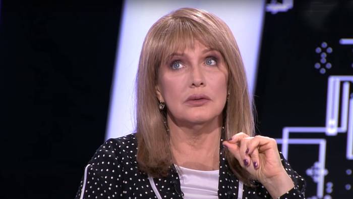 «Она тянет руки ниже»: молодой актер обвинил Елену Проклову в домогательствах