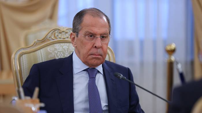 Лавров: Решение РФ уйти от доллара в ФНБ не говорит о полном отказе от валюты