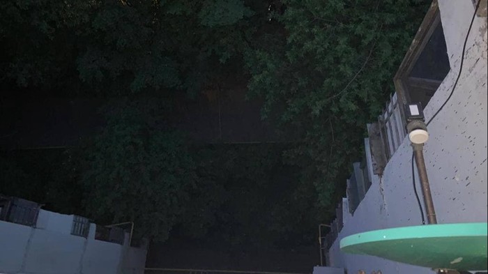 Ребенок выпал из окна квартиры на седьмом этаже на северо-востоке Москвы