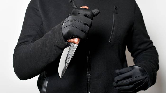 Мужчина попал в реанимацию после случайной ссоры в подъезде на востоке Москвы