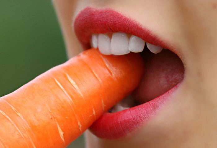 Стоматолог перечислил продукты, сказывающиеся на цвете зубной эмали