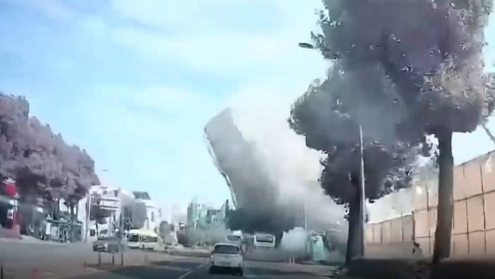 Видео падения дома на автобусную остановку в Южной Корее появилось в Сети