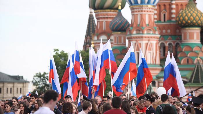 Опрос показал, как много россиян знают о Дне России
