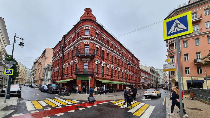 На Патриарших прудах уберут парковки для самокатов