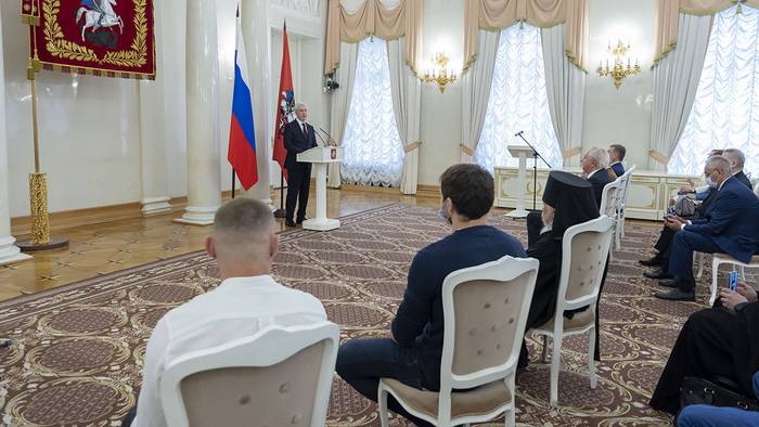 Сергей Собянин наградил выдающихся москвичей накануне Дня России