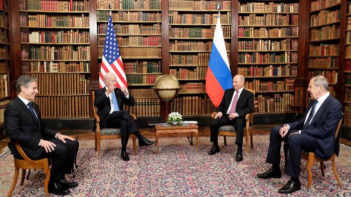Байден подарил Путину на саммите очки-авиаторы и статуэтку бизона