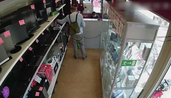 Подмосковные полицейские задержали подозреваемого в краже из комиссионки