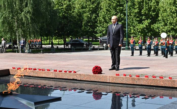 Возложение цветов к могиле неизвестного солдата фото