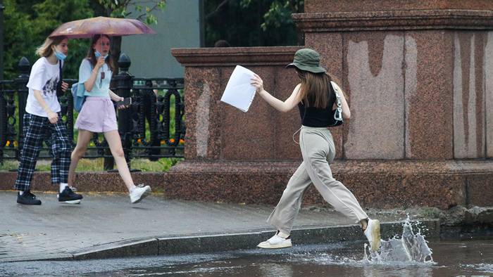 Москвичам рассказали, чего ждать от затопившего Европу циклона