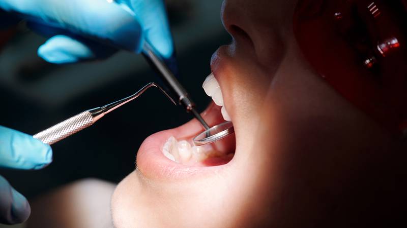 Безобидный тренд или вред здоровью: стоматолог объяснил нюансы нанесения татуировки на зубы