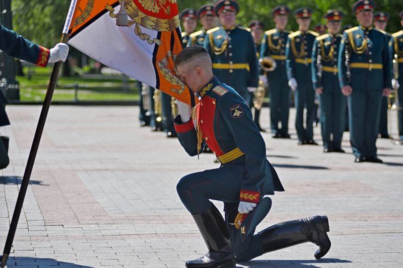 Солдаты Преображенского полка простились с боевым знаменем
