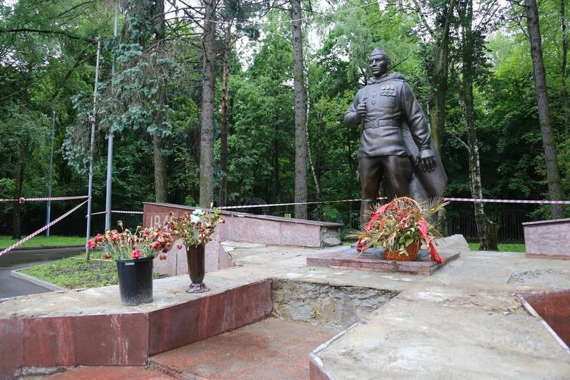 Толстой призвал оперативно отреставрировать памятник воину-освободителю в Кузьминках
