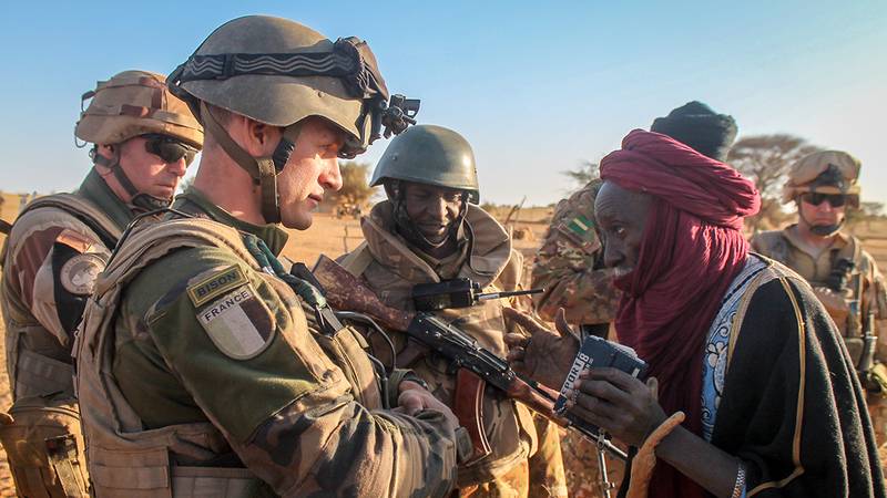 Французские военные и мирные жители ранены в результате атаки в Мали