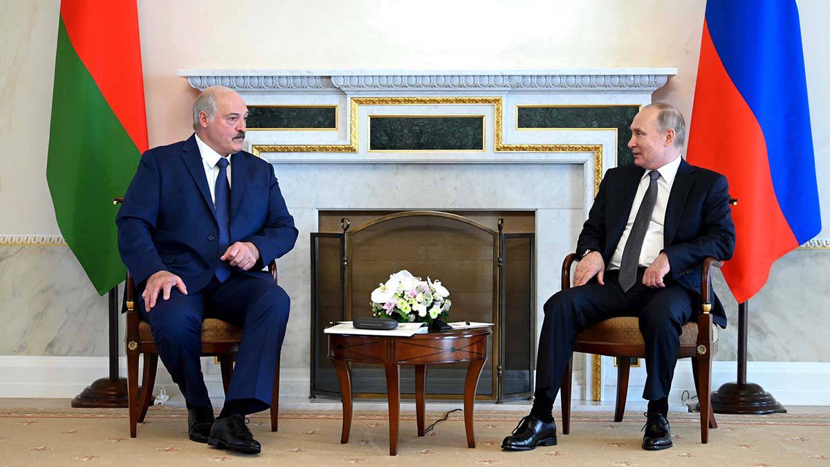 Владимир Путин провел телефонный разговор с Александром Лукашенко 