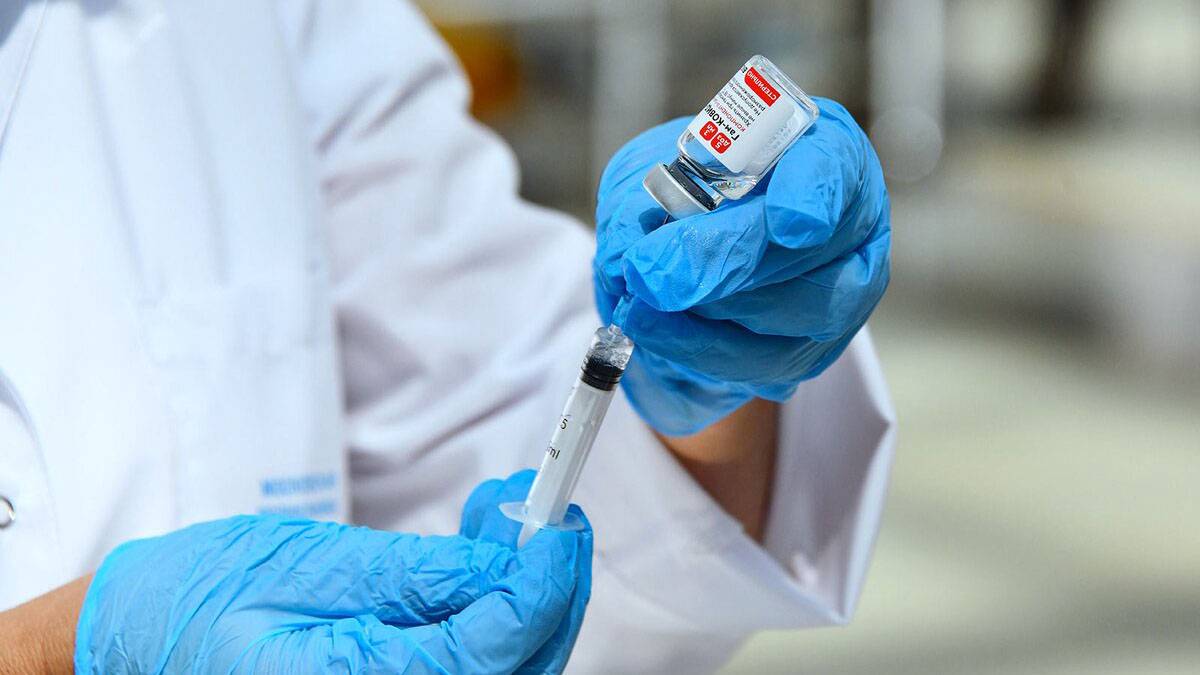 СМИ: Пользователи Сети распространяют фейк об антителозависимом усилении COVID-19 после прививки