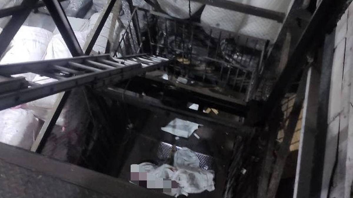 Появились фото с места падения лифта на территории складского комплекса в Москве