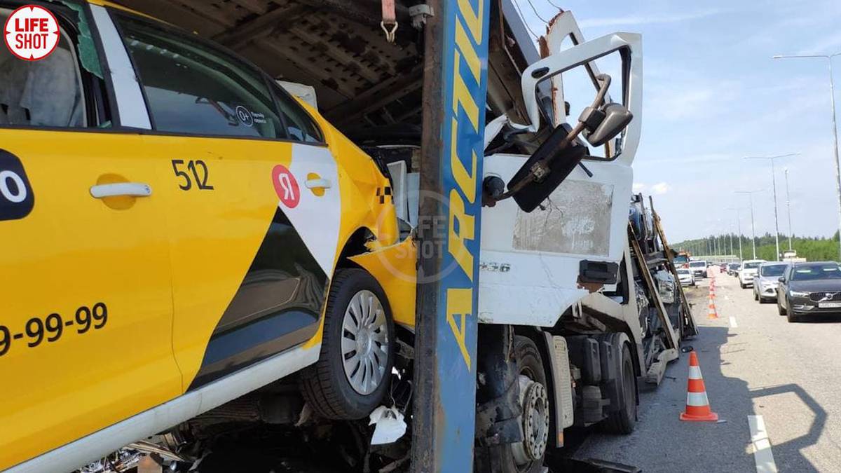 ДТП в копеечку: автовоз с новыми BMW влетел в автовоз с автомобилями такси