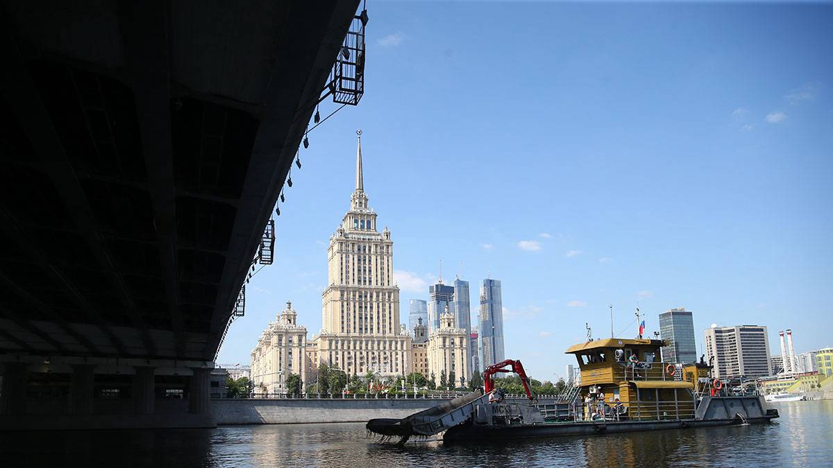 Очистку и углубление акваторий 32 столичных причалов завершили в Москве