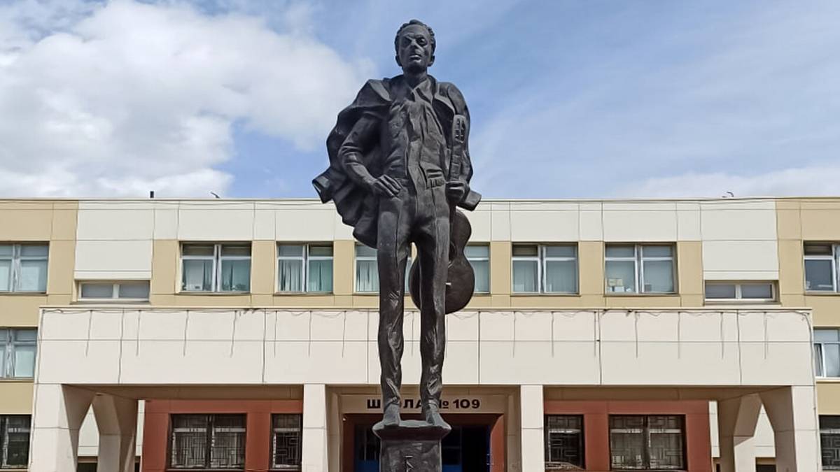 Памятник Булату Окуджаве в Теплом Стане отреставрируют