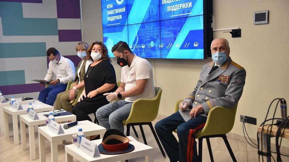 Роман Романенко обсудил с волонтерами и «молодогвардейцами» вопросы патриотического воспитания