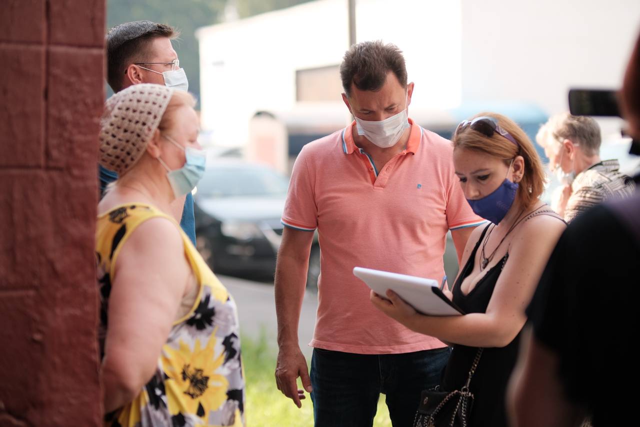 Роман Романенко добился установки пандуса в жилом доме в Ясенево. Фото: Иван Степанов