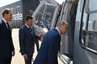 Путин на МАКС-2021 осмотрел новый российский военный истребитель