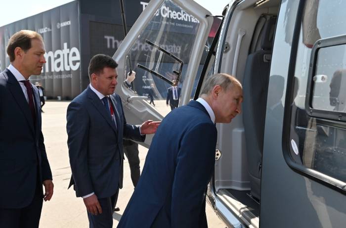 Путин на МАКС-2021 осмотрел новый российский военный истребитель