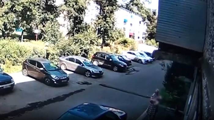 Жительница Новокузнецка поймала выпавшего из окна ребенка. Видео