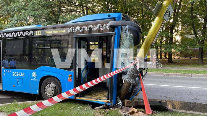 Появились кадры с места ДТП около МГУ, где автобус врезался в столб