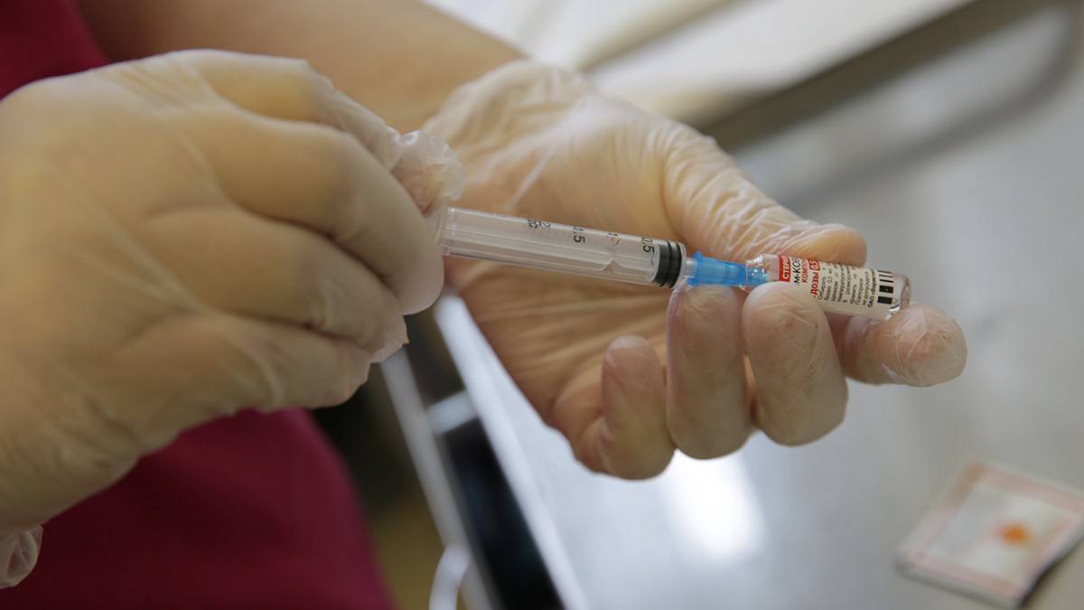 Врачи назвали оптимальный срок перерыва между прививками от ковида и гриппа