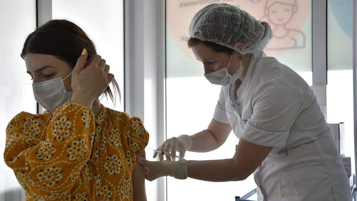 Пять вопросов про вакцинацию. Ведущие врачи и эксперты рассказали, как организм реагирует на прививку