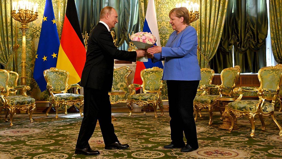 «Прощальный поцелуй»: раскрыта цена букета, который Путин подарил Меркель
