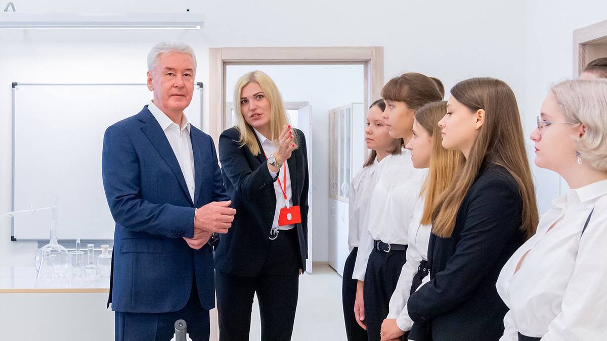 Сергей Собянин посетил новую школу в Коммунарке