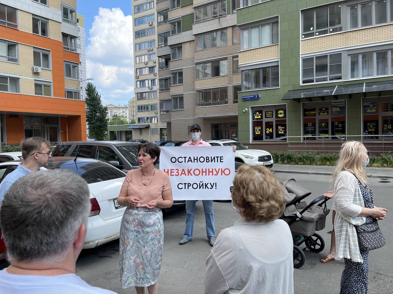 Разворотнева: необходимо сохранить парковку на ул. Мельникова. Фото: Екатерина Бибикова