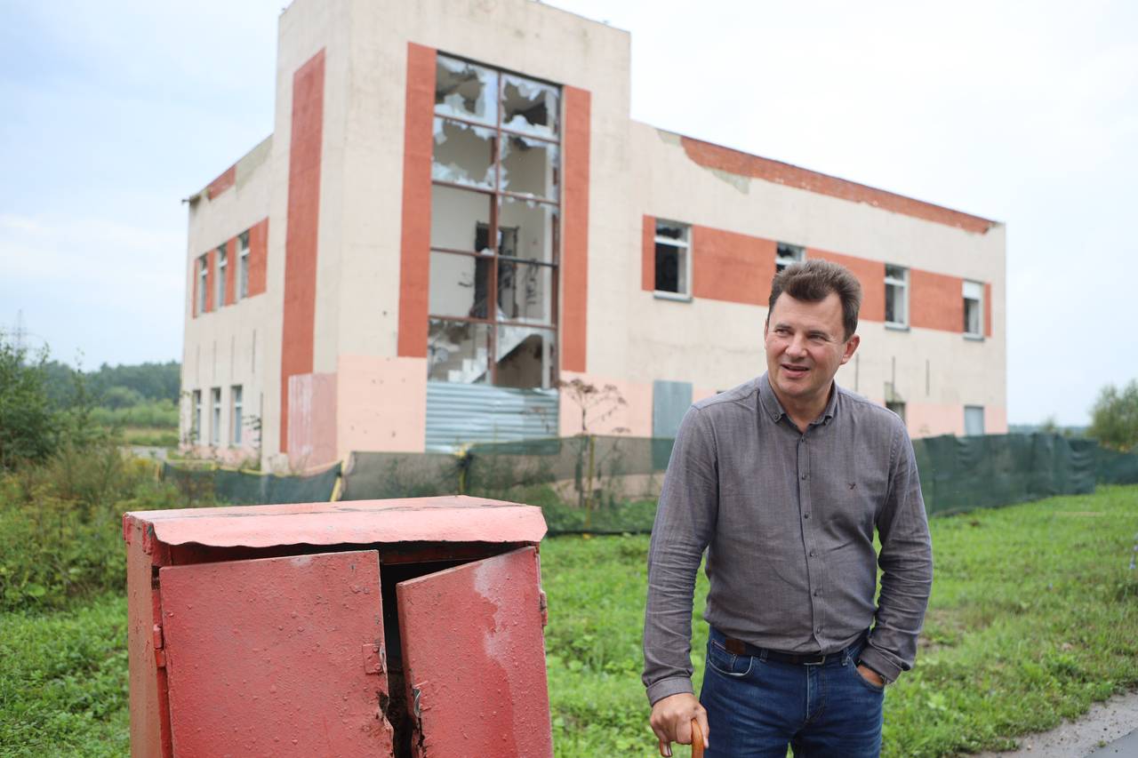 Роман Романенко решил затянувшийся вопрос о сносе заброшенного здания в ЮЗАО. Фото: Иван Степанов