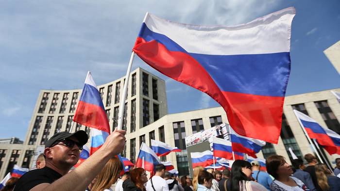 Геральдист рассказал об истории и особенностях российского триколора