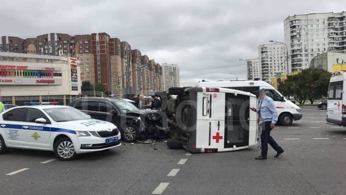 Два человека пострадали в ДТП с участием автомобиля скорой помощи на северо-востоке Москвы