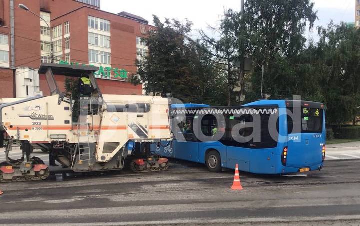 Автобус столкнулся со строительной машиной на Головинском шоссе в Москве