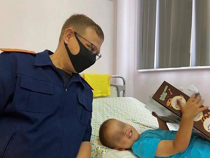 Мальчика, выброшенного отцом из окна пятого этажа в Москве, навестили офицеры СК