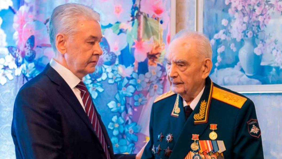 Сергей Собянин наградил знаком «80 лет Битвы за Москву» 98-летнего ветерана войны