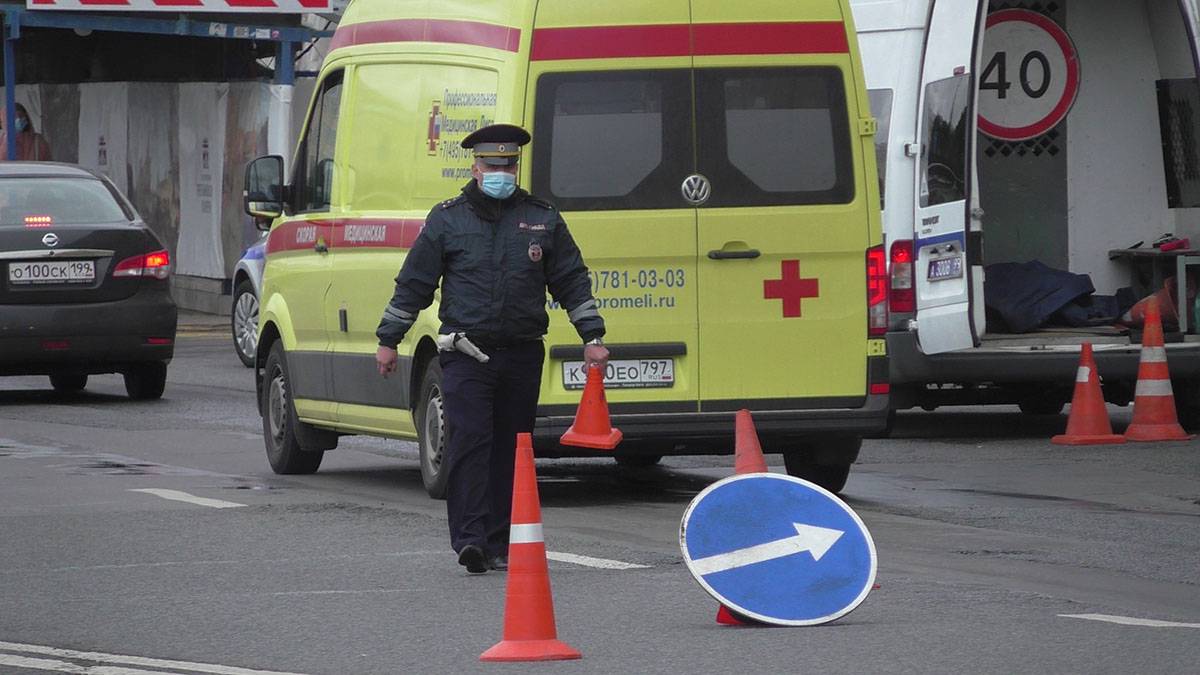 Водитель BMW насмерть сбил мужчину на юге Москвы