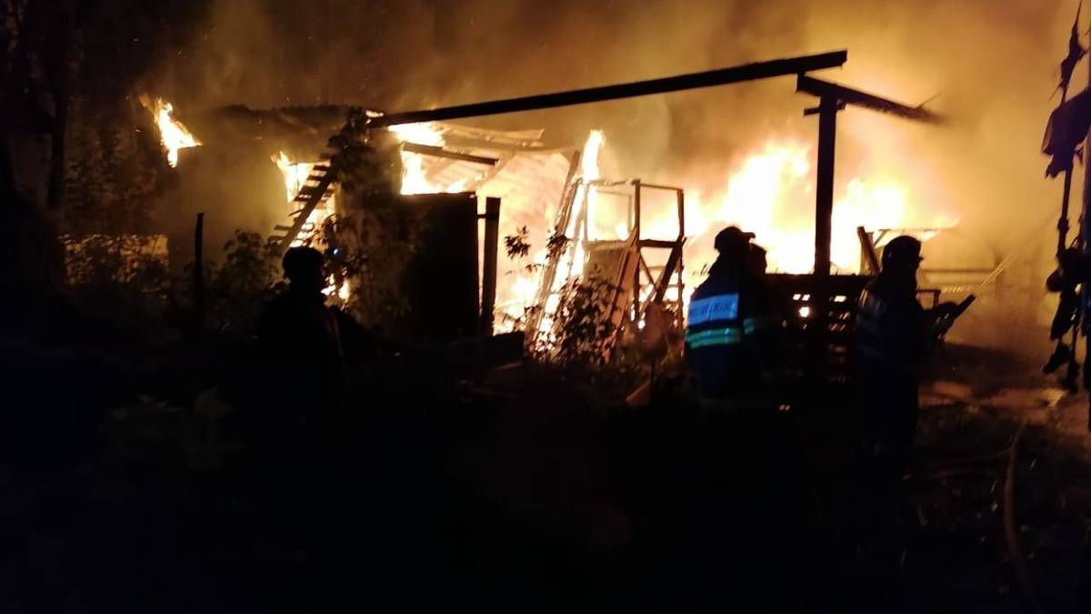 Крупный пожар произошел в нежилом здании в Подмосковье