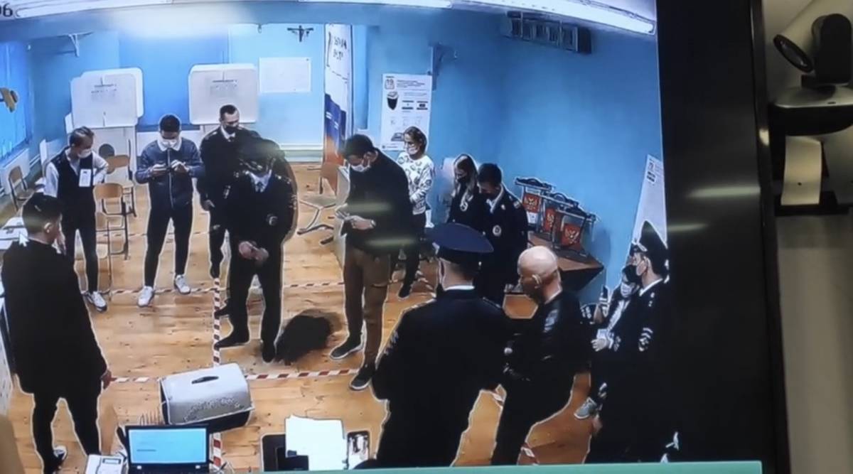 Енот семь минут бегал от полиции на избирательном участке в Москве