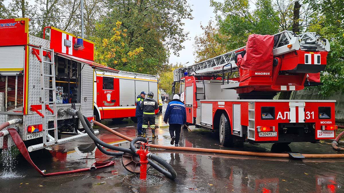 Пожар произошел в квартире жилого дома на западе Москвы