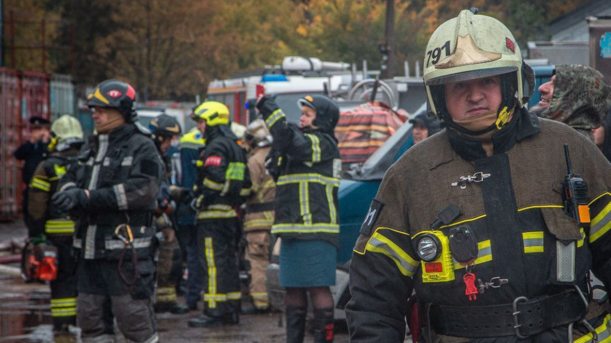 Опубликованы фотографии тушения пожара в ангаре на севере Москвы