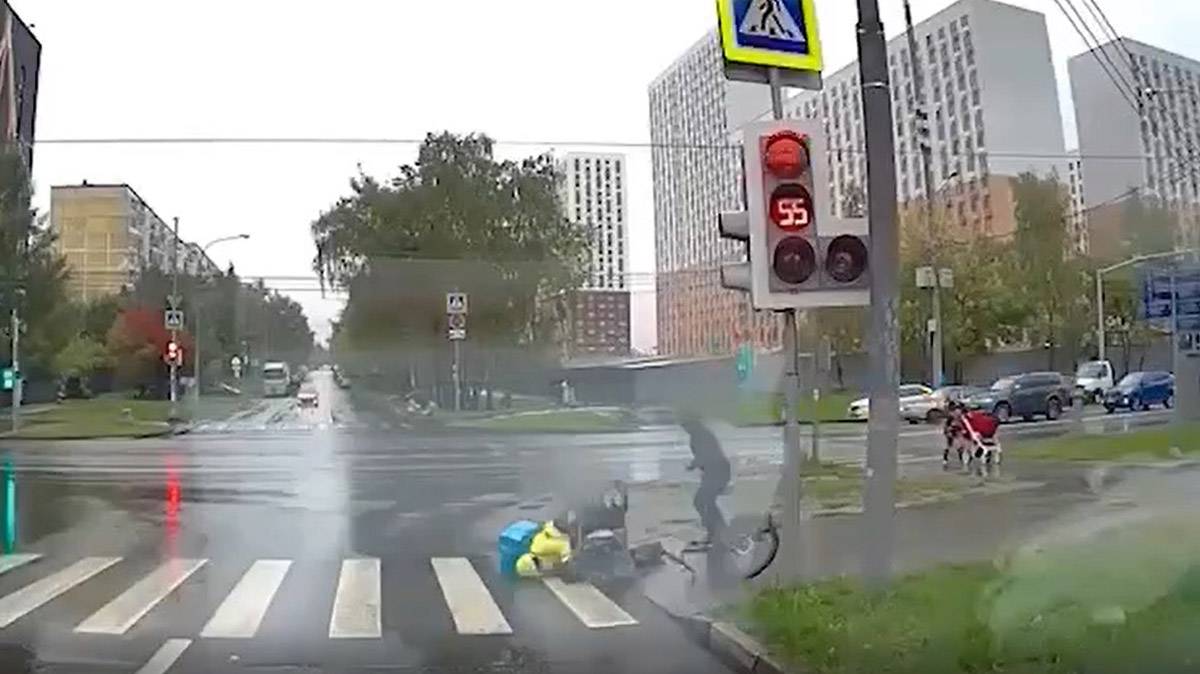 Прокуратура контролирует результаты проверки после инцидента с курьером, сбившим коляску в Москве