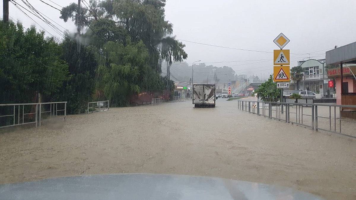 Три поселка в Сочи затопило из-за сильных дождей