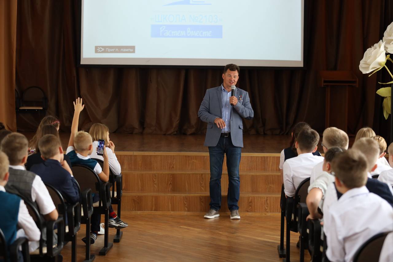 Роман Романенко провел урок мира для школьников юго-запада Москвы. Фото: Иван Степанов