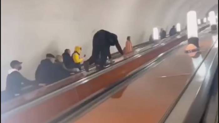Взбирающегося по балюстраде эскалатора мужчину заметили в московском метро