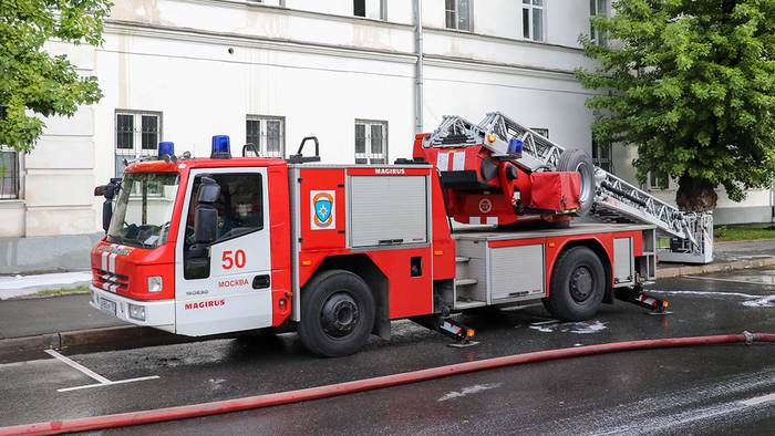 Деревянные бытовки у ангара загорелись на улице Котляковской в Москве